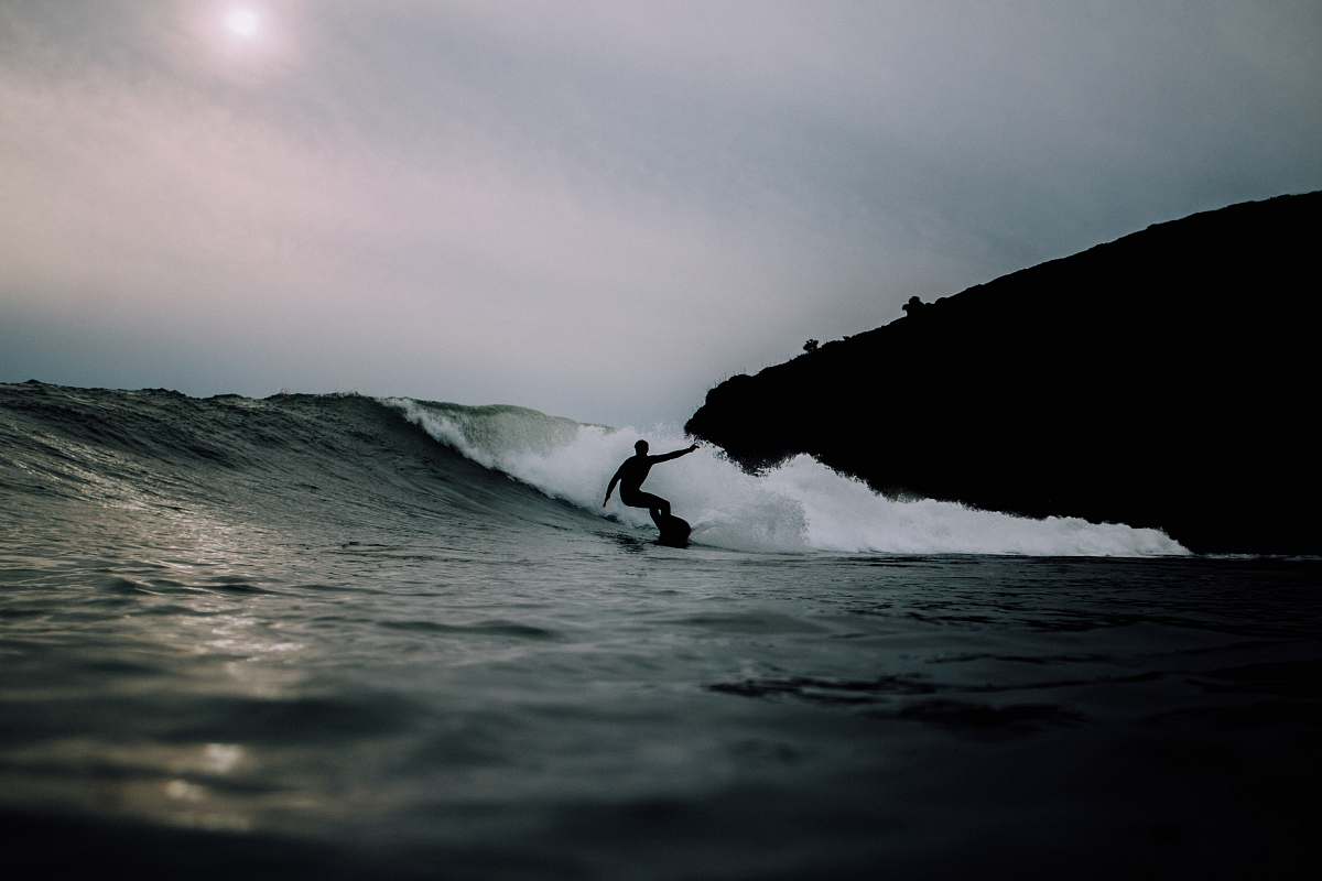 sea man surfing during daytime water